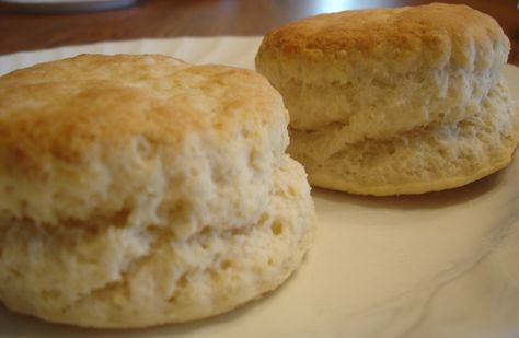 Grandma's Easy Biscuits Easy Biscuits, Best Biscuit Recipe, Homemade Biscuits Recipe, Easy Biscuit Recipe, Fluffy Biscuits, Biscuit Rolls, Baked Bacon, Biscuits Easy, Roll Recipes