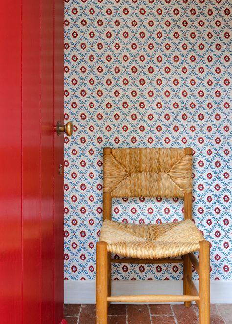 Flower Wallpaper Red, Tess Newall, Flower Lamp Shade, Wallpaper Interior, Wallpaper Red, Bedroom Red, Red Door, World Of Interiors, Pretty House