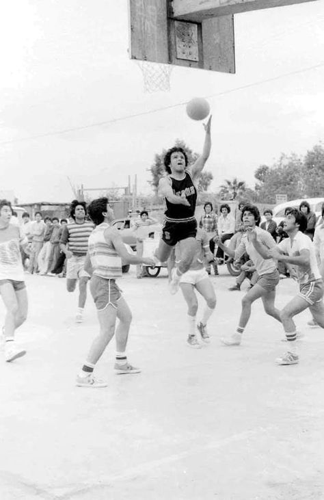 70s Basketball, Basketball Boys, Street Basketball, Vintage Basketball, Vintage Fans, Sports Party, Old Street, Female Athletes, Basketball Court