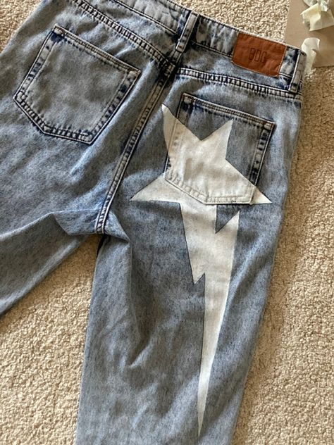 Star Back Pocket Jeans, Diy Jorts Paint, Painted Jorts Ideas, Custom Jeans Paint Ideas, Drawing Ideas On Jeans, Diy Jorts Y2k, Painted On Pants, Things To Paint On Pants, Jeans With Drawings On Them