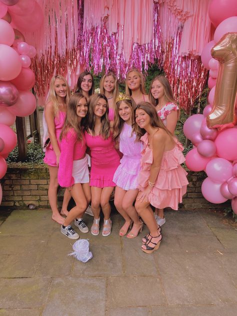 Pink Photoshoot Ideas With Friends, Pink Out Bday Party, Cute Grad Party Activities, Backyard Pink Party, Pink Birthday Activities, Pink Party Activities, Pink Birthday Party Activities, Teen Barbie Party, Pink Backyard Party