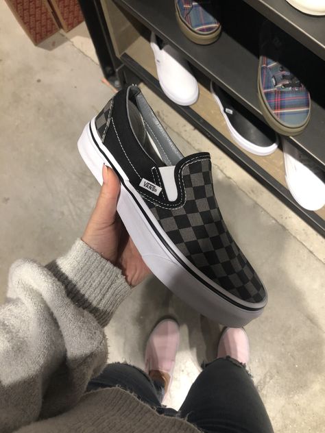 black/pewter checkered slip on vans Vans Checkered Slip On, Slip On Vans Aesthetic, Vans Classic Slip On Outfit, Gray Checkered Vans, Slip On Vans Outfit, Vans Slip On Outfit, Black Checkered Vans, Vans Colorful, Tenis Hocks