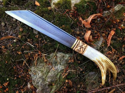 Short Seax Knife with antler handle by Cedarlore Forge. Description from pinterest.com. I searched for this on bing.com/images Seax Knife, Handcrafted Knife, La Forge, Dagger Knife, Bushcraft Knives, Arm Armor, Cool Knives, Knife Making, Axes