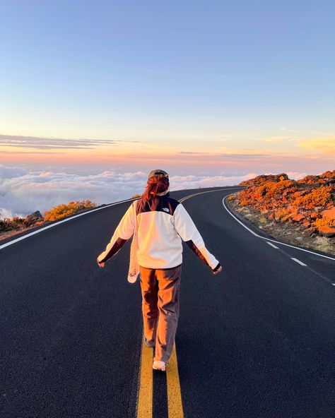 Sunset in Haleakala National Park #hawaii #aesthetic #sunset National Park Instagram Pictures, Maui Photo Ideas, Instagram Hawaii Photos, Hawaii Picture Ideas, Maui Aesthetic, Maui Hawaii Aesthetic, Hawaiian Aesthetic, Hawaii Instagram Pictures Maui, Hawaii Mountains Aesthetic