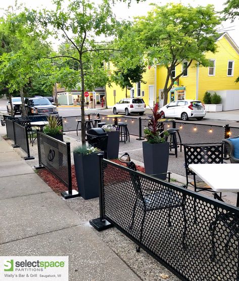 Cute Restaurant Patio With Metal Dividers Sidewalk Patio Restaurant, Coffee Shop Outdoor Seating, Outside Restaurant Patio Ideas, Outdoor Restaurant Design Seating Areas, Restaurant Outdoor Seating Ideas, Open Cafe Outdoor Design, Restaurant Patio Design, Plaza Architecture, Outdoor Seating Cafe