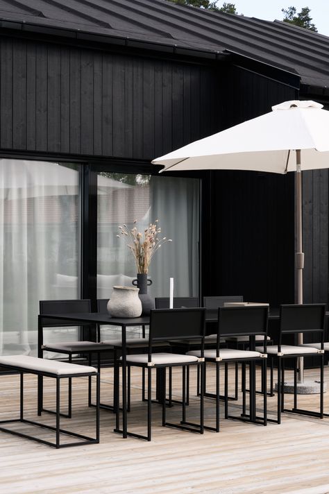 Black Deck Furniture Ideas, Patio Black Furniture, Modern Black House, Outdoor Furniture Australia, Black Patio Furniture, Black Outdoor Furniture, Aspen House, Modern Outdoor Dining, Black Patio