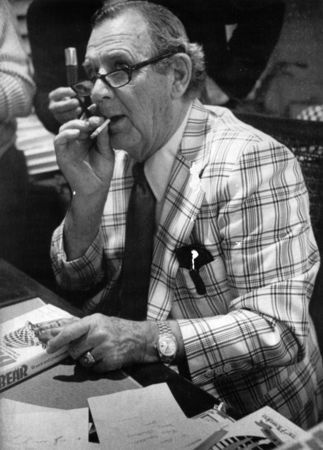 "Bear" smokes a cigarette: University of Alabama football coach Paul “Bear” Bryant signs copies of his book in south Florida on Jan. 3, 1975, following the Crimson Tide's Orange Bowl loss to Notre Dame on New Year's Day. Bryant joked that he “just might have to retire” like Notre Dame coach Ara Parseghian for one of his teams to win a bowl game, then added seriously “I’ve got to do a little better coaching job, and I hope there’ll be another day and another bowl.” Bear Bryant Quotes, Paul Bear Bryant, Johnny Unitas, Bear Bryant, Alabama Fans, Alabama Football Roll Tide, Nick Saban, Alabama State, Alabama Crimson Tide Football