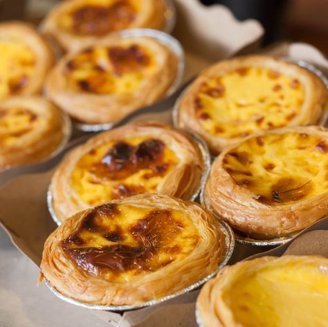 Egg Tart Recipe Hong Kong, Hong Kong Egg Tart, Resep Puff Pastry, Egg Tart Recipe, Portuguese Tarts, Portuguese Egg Tart, Hong Kong Food, Tart Dessert, Egg Custard