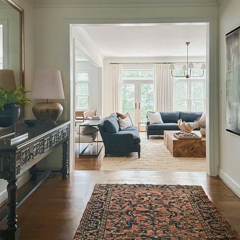 Liz Mearns Interior Designer | Take a peek into this serene, light-filled breakfast room and its adjoining kitchen. 🌞 This breakfast room is bathed in natural light… | Instagram Liz Mearns, Off To College, Vogue Living, Kids Growing Up, Design Photo, Living Room Style, Project Photo, Modern Traditional, Southern Living