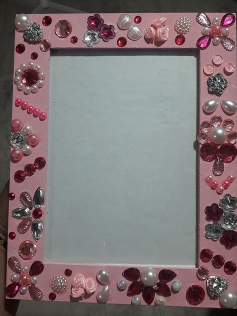 Decorated Photo Frames, Decorated Picture Frames Diy, Picture Frame Crafts Diy, Craft Picture Frames, Diy Frame Ideas, Photo Frame Craft, Easy Jewelry Making Ideas, Frames Diy Crafts, Painted Picture Frames