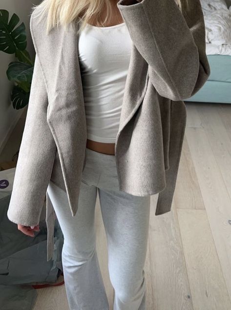 Wide Sweatpants Outfit Winter, Mjukis Outfit, Sofia Grindeland, Australian Winter, Stockholm Stil, T Shirt Outfits, Ireland Fashion, Preppy Sweater, Skandinavian Fashion