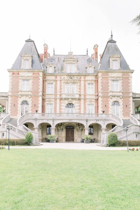 Modern Marie Antoinette Wedding at Chateau Bouffemont by Daria Lorman Photography Chateau Bouffemont Wedding, French Chateau Aesthetic, Modern Marie Antoinette, Marie Antoinette Wedding, Paris Wedding Venue, Wedding Venue France, Regency Aesthetic, Marie Antoinette Style, Chateau House