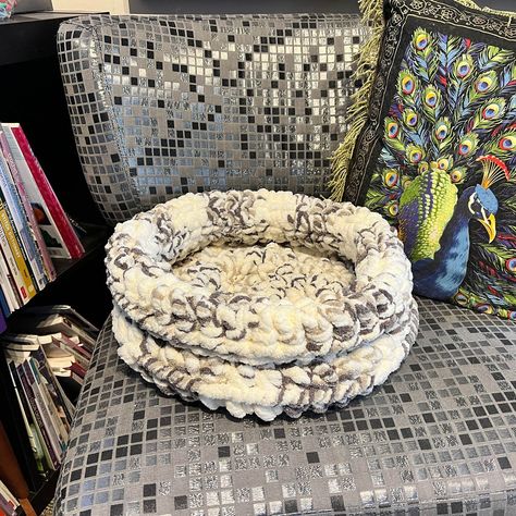 Based on an existing pattern with minor alterations, the Bold Thick Cat Nap Crochet Basket uses Bernat Blanket Big Bold yarn in the colour cream. I tend Crochet Cat Basket, Crochet For Pets, Crochet Cat Bed, The Crochet Crowd, Bernat Yarn, Crochet Crowd, Cat Basket, Bernat Blanket, Basket Uses