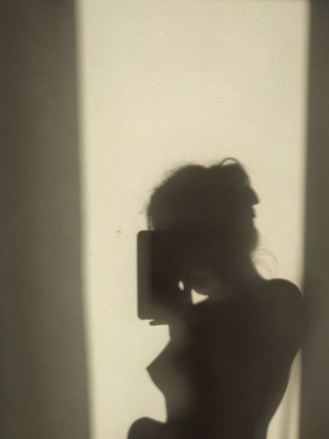 Scandalous Mirror Selfie, Budoir Photography No Face, Side Profile Mirror Selfie, Mirror Pics No Face, No Face Body Pictures, Morning Aesthetics, Shadow Pics, Women Silhouette, Face Mirror