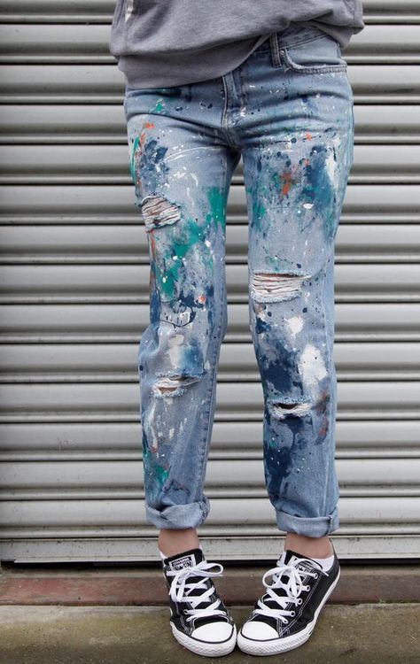 The Artist If you DIY then you probably have a pair of jeans that already look like this! I actually like this look. I don't see it as "posing as a painter", I see it as "abstract art on denim". Paint Jeans, Vestiti In Jeans, Jaket Denim, Look Grunge, Haine Diy, Painted Denim Jacket, Splatter Paint, Denim Inspiration, Diy Vetement