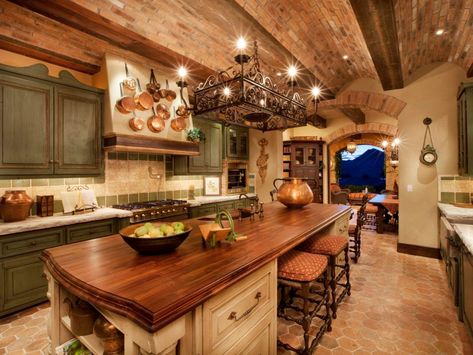 Party-Ready Kitchens | HGTV Rustic Italian Decor, Dapur Rustic, Tuscan Kitchen Design, Model Dapur, Best Kitchen Design, Rustic Kitchen Cabinets, Mediterranean Kitchen, Kabinet Dapur, Tuscan Design