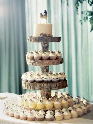 Rustic Cupcake Display, Wedding Cupcakes Rustic, Diy Cupcake Stand, Rustic Cupcakes, Cupcake Tree, Country Wedding Cakes, Wooden Cake Stands, Cake And Cupcake Stand, Torte Cupcake