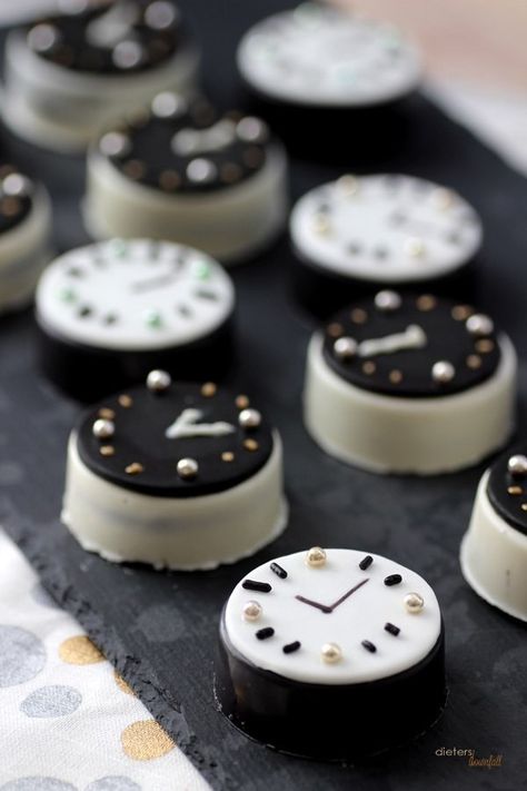 New Year’s Eve Oreo Cookie Clocks | Community Post: Ridiculously Cute Dessert Ideas That Guarantee You’ll Win Every Holiday New Years Eve Snacks, New Years Eve Menu, New Years Eve Dessert, New Year's Desserts, New Year's Cake, Festive Desserts, New Year's Food, New Year's Eve Recipes, Almond Joy