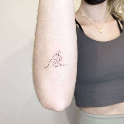 Minimalist surfer tattoo on the forearm. Shaka Tattoo, Surfer Tattoo, Surf Tattoo, Minimalist Line Art, Nature Ocean, Signature Ideas, Little Tattoos, Fine Line, Minimalist Tattoo