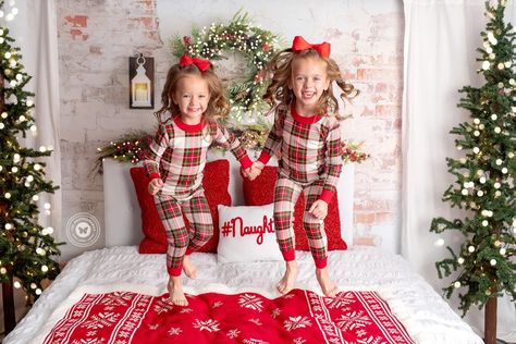 Christmas Pajama Photo Shoot Family Bed, Family Bed Christmas Pictures, Christmas Bed Photoshoot Kids, Christmas Pj Photoshoot, Christmas Pajama Pictures, Newborn Christmas Pictures, Christmas Photoshoot Kids, Diy Christmas Photoshoot, Christmas Photography Family