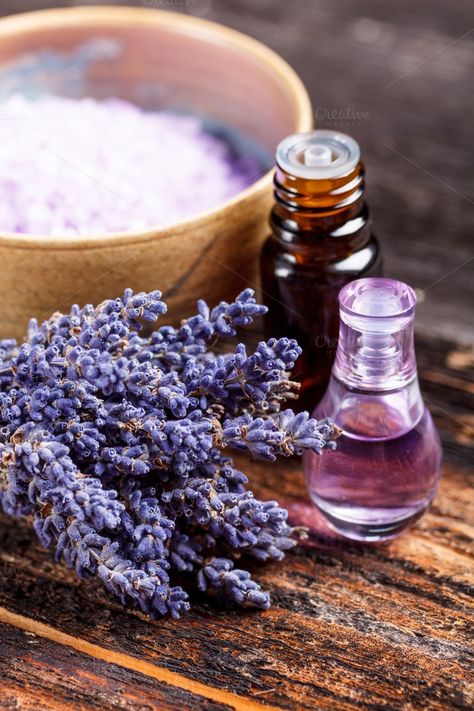 Good Scents, Perfume Flower, Lavender Aesthetic, Provence Style, Lavender Flower, Lovely Lavender, French Lavender, Natural Scents, Lavender Fields