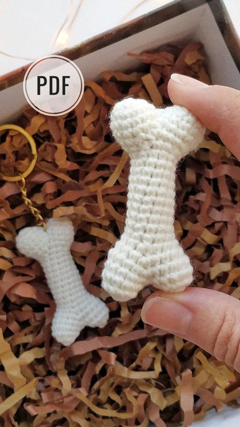 Bone Crochet Pattern Free, Halloween Crochet Keychain Pattern, Gamer Crochet Patterns Free, Easy Crochet Keyring Free Pattern, Halloween Crochet Keychains, Crochet Keychain Dog, Crochet Dog Bone Pattern Free, Crochet Bone Pattern Free, Crocheted Keychain Patterns