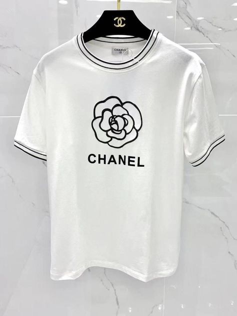 Chanel Tshirt, Luxury T Shirt, Chanel T Shirt, Luxury Shirt, Jacket Outfit Women, Chanel Shirt, Luxury Lifestyle Fashion, Tee Shirt Fashion, Trendy Outfits For Teens