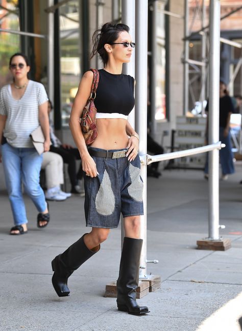 Baggy Shorts Outfit Street Styles, Ss23 Trends, Baggy Shorts Outfit, Rich Outfits, Ideal Aesthetic, Bella Hadid Street Style, Fashion Bella, High Fashion Models, Bella Hadid Outfits