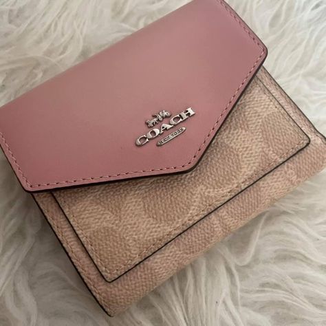 Coach Pink Wallet, Pink Coach Wallet, Coach Wallets For Women, Coach Wallet Aesthetic, Wallets For Women Aesthetic, Coach Wallets, Cute Wallet Aesthetic, Aesthetic Wallet, Coach Aesthetic