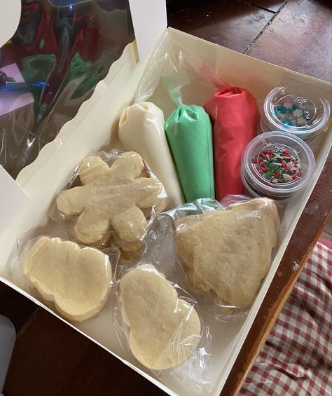 Diy Christmas Cookie Kit, Christmas Diy Cookie Kit, Diy Christmas Cookie Decorating Kit, Christmas Business Ideas, Christmas Cookie Kits, Baked Goods To Sell, Diy Cookie Kit, Diy Christmas Cookies, Christmas Cookies Packaging