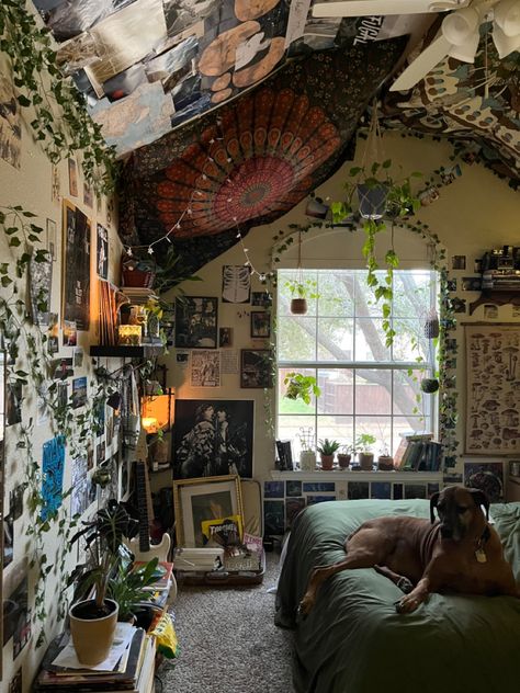 Grunge Dorm Room, Grunge Bedroom, Boho Dorm, Cool Room Decor, Room Green, Hippy Room, Chill Room, Dorm Inspo, Aesthetic Boho