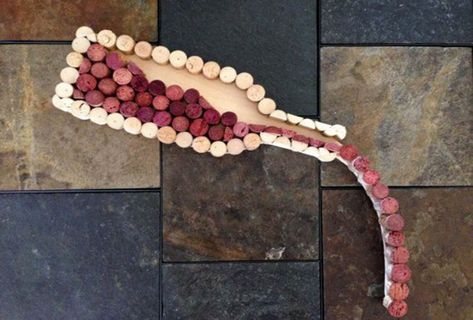 10 ideas de decoración utilizando corchos de vino Art Pouring, Bar Deco, Wine Ideas, Diy Cork, Wine Cork Diy Crafts, Wine Cork Projects, Cork Crafts Diy, Wine Cork Diy, Wine Cork Art