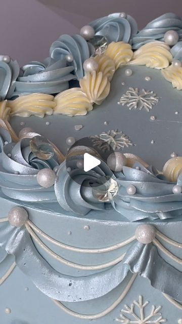 Artic Cake, Snow Cake Birthday, Snowflake Cake Birthday, Wonderland Cake Ideas, Winter Wonderland Cake Ideas, Winter Themed Cake, Snow Cake, Winter Wonderland Cake, Wonderland Cake