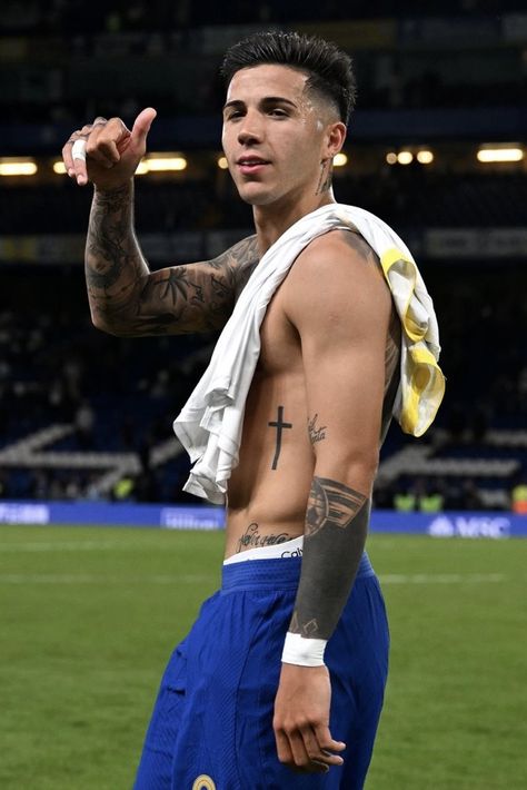 Afc Wimbledon, Enzo Fernandez, Argentina National Team, Guys Eyebrows, Anime Tattoo, Chelsea Football Club, Chelsea Football, Soccer Boys, Masked Man