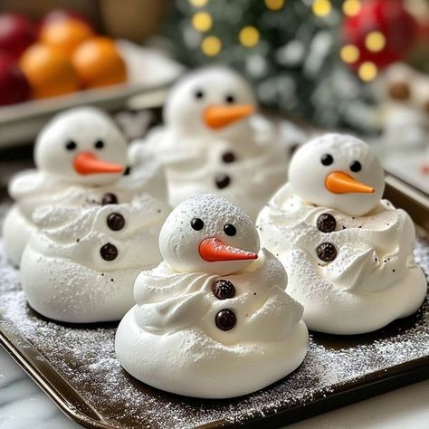 Meringue Snowman, Meringue Christmas Tree, Meringue Christmas, Meringue Cookies Recipe, Mini Meringues, Meringue Cookie Recipe, Meringue Cookies, Crispy Treats, Cute Snowman