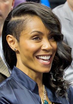 Go There Thursdays: Jada Pinkett Smith's Hot Half-Shaven Style ... Long Hair Shaved Sides, Half Shaved Hair, Shaved Side Hairstyles, Half Shaved, Jada Pinkett, Side Hairstyles, Pelo Afro, Sassy Hair, Undercut Hairstyles