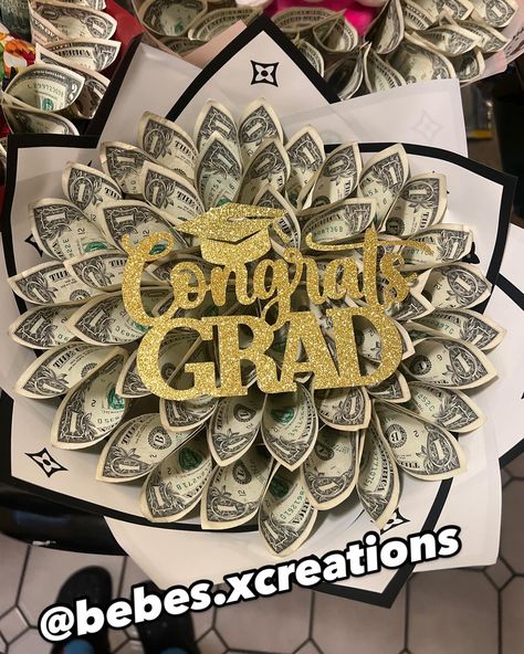 Graduation and Birthday orders for the day🧑‍🎓🥳 #barrobouquet #moneybouquet #grad #promotion #ramodedinero #birthdaybouquet #birthdaygift #fyp Bouquet Business, Baddie Ideas, Cake Bouquet, Money Flowers, Money Cake, Money Bouquet, Cap Decoration, Birthday Bouquet, Diy Gift Set