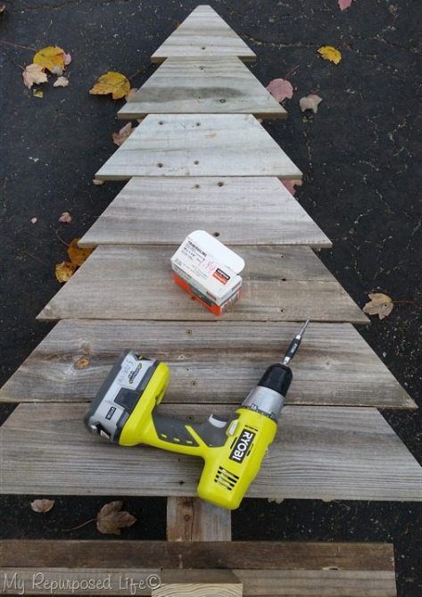 Fence Board Crafts, Pallet Projects Christmas, Christmas Pallet, Christmas Decor Diy Cheap, Pallet Wood Christmas, Pallet Wood Christmas Tree, Build Deck, Pallet Tree, Make This