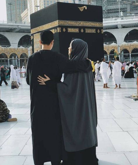 May every new couple will be granted this opportunity for Umrah together. Manifest Lifestyle, Mekka Islam, Islam Marriage, Mode Turban, Muslim Couple Photography, Fotografi Vintage, Muslim Pictures, Cute Muslim Couples, Muslimah Aesthetic