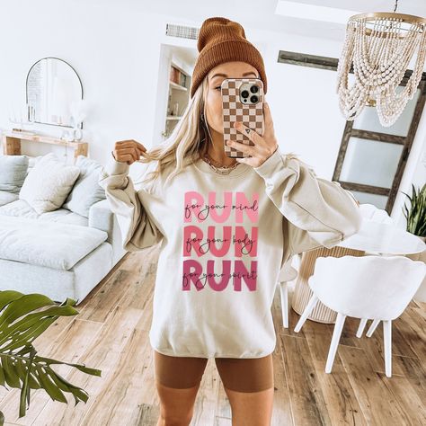 Marathon Outfit Women, Boyfriend Look, Running Partner, Sweatshirt Graphic, Gildan Sweatshirt, Hipster Shirts, White Crewneck, Grey Crewneck, Black Crewneck