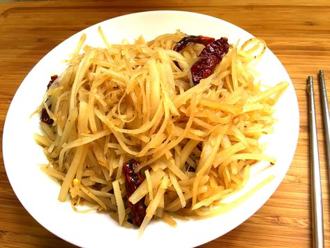 Stir-Fried Shredded Potato (Tu Dou Si) Chinese Potatoes Recipe, Fried Shredded Potatoes, Stir Fry Potatoes, Chinese Appetizers, Crunchy Potatoes, Shredded Potatoes, Authentic Chinese Recipes, Potatoes Recipe, Food Help