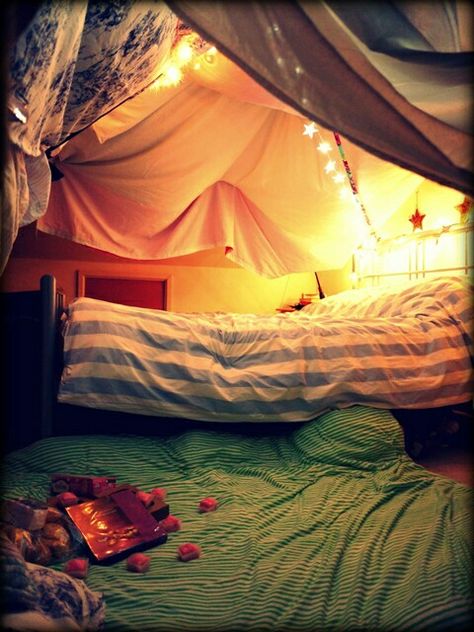 A perfect date for all couples! Build a fort out of sheets and cushions before setting up some fairy lights. Dont forget to bring your favourite munch Cool Forts, Blanket Fort, Build A Fort, Pillow Fort, Cool Rooms, Dream Bedroom, Bedroom Inspo, A Blanket, My New Room