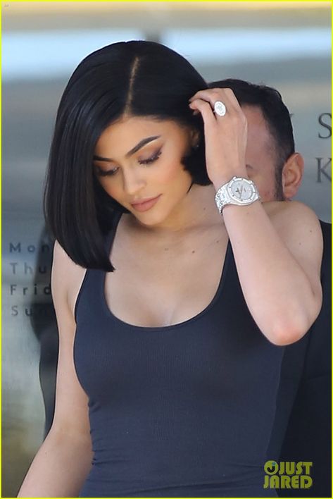 kylie jenner debuts her new short haircut 02 Kylie Jenner Haircut Short, Kylie Short Hair, Kylie Jenner Short Hair, Short Green Hair, Kylie Hair, Jenner Hair, Look Kylie Jenner, Kylie Jenner Hair, Short Hair Cut