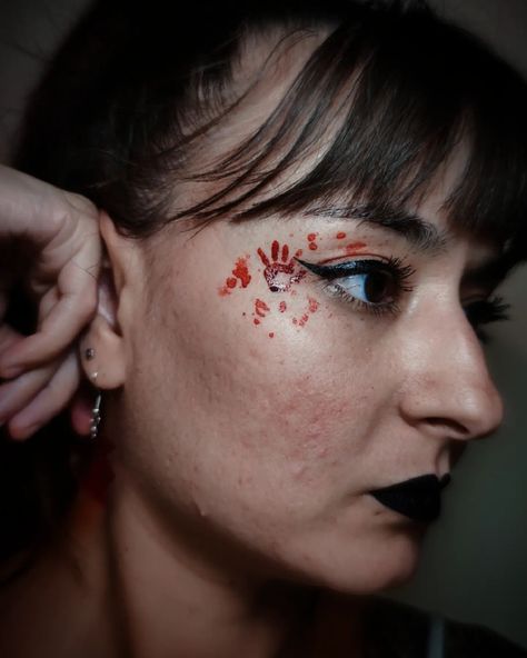 🎃🖤 Blood hands make up 🎃🖤 Segunda ronda eyeliner Halloween #halloween #eyeliner #bloodyeyeliner #makeup #maquillaje #spooky #spookyseason #katsbeautymua #ugc Eyeliner Spider, Blood Eyeliner, Blood Splatter Makeup Rhinestones, Eyeliner Halloween, Halloween Eyeliner, Halloween Halloween, Eyeliner, Make Up, Halloween