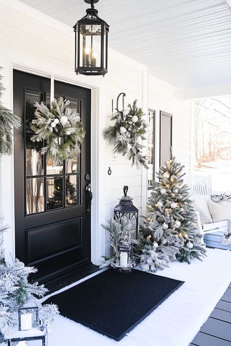 black_and_white_christmas_front porch_decor (17) Farmhouse Christmas Front Porch Decor, Black And White Outdoor Christmas Decor, Christmas Decorations Modern House, Black And White Modern Farmhouse Decor, Black And White Front Porch Ideas, Black And White Christmas Porch, Christmas Steps Decor Outdoor, Winter Wonderland Front Yard, Black And White Porch Decor