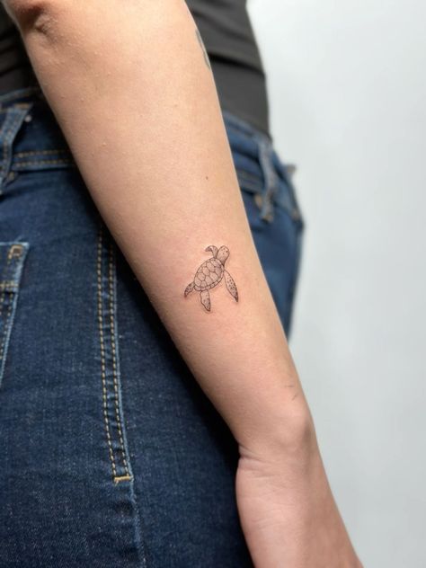 Cute Small Turtle Tattoo, Sea Turtle Tattoo Fineline, Sea Turtle Fine Line Tattoo, Fine Line Tattoo Turtle, Turtle Tattoo Wrist, Turtle Tattoo On Ankle, Small Tattoos Turtle, Fineline Turtle Tattoo, Turtle Tattoo Fine Line