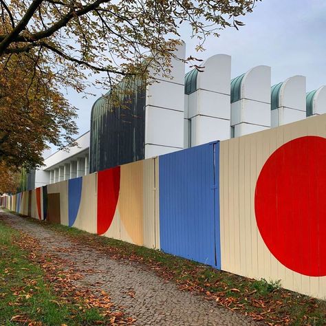 METALOCUS on Instagram: “The Spanish artist collective Boa Mistura just finished the three artworks on the construction fence of The Bauhaus Archives, one of the…” Construction Fence, The Bauhaus, Artist Collective, Spanish Artists, Wall Paint, Landscape Design, Fence, Mural, Paint