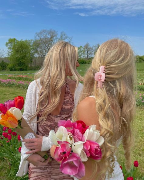 Flower Field With Friends, Field Photoshoot With Friends, Flower Field Photoshoot Friends, Flower Field Photoshoot Photo Ideas, Flower Pictures With People, Flower Feild Pics, Flower Field Poses, Tulip Field Photoshoot, Photoshoot Flower Field