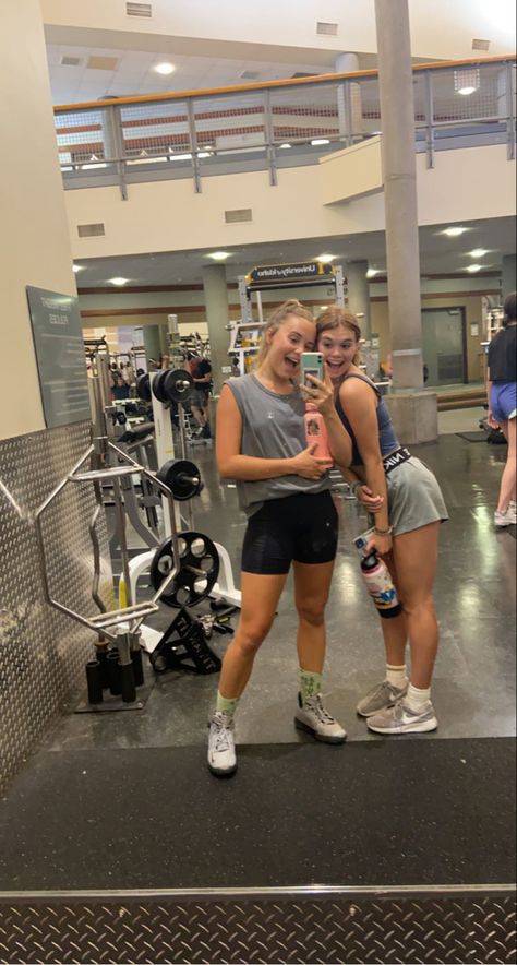 Gym Best Friends, Gym Buddies Aesthetic, Gym Buddy Aesthetic, Gym Besties Aesthetic, Gym With Friends, Workout With Friends, Working Out With Friends, Gym Besties, Highschool Goals