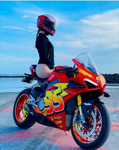 Custom Sport Bikes Motorcycles, Cool Bike Helmets, Custom Motorcycle Paint Jobs, Motorcycle Helmet Design, Female Motorcycle Riders, Custom Paint Motorcycle, Motorcycle Paint Jobs, Motorcross Bike, Custom Motorcycle Helmets